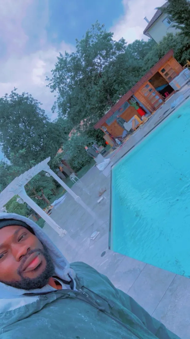 Gaoussou Dosso sur un chantier de plage de piscine